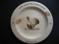 1415. Fat med lasergravert motiv